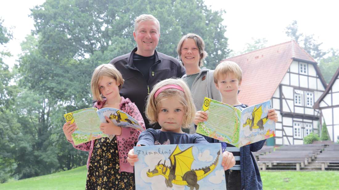 Der kleine Boveldrache Frimmlius ist Protagonis des Kinderbuchs von Peter und Wenke Schulz. Ihre Kinder (v.l.) Lenja, Lilli und Paul sind bereits Fans der Geschichte, die sich auf dem Bassumer Bovelmarkt abspielt.