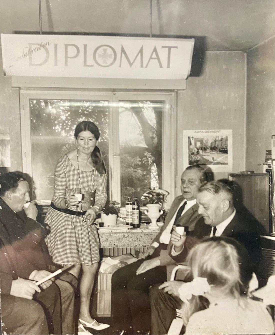 Trude Timpe (stehend) und ihr Mannn Franz (zweiter von rechts) luden die Nachbarn zu „politischen“ Stammtischen in die Buchhandlung ein. 