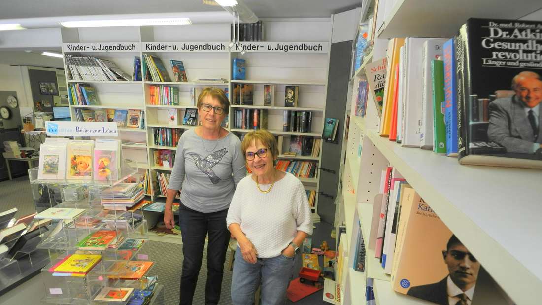 Marina Ohlen (links) und Karin Timpe. Noch muss in der ehemaligen Buchhandlung viel geräumt werden.
