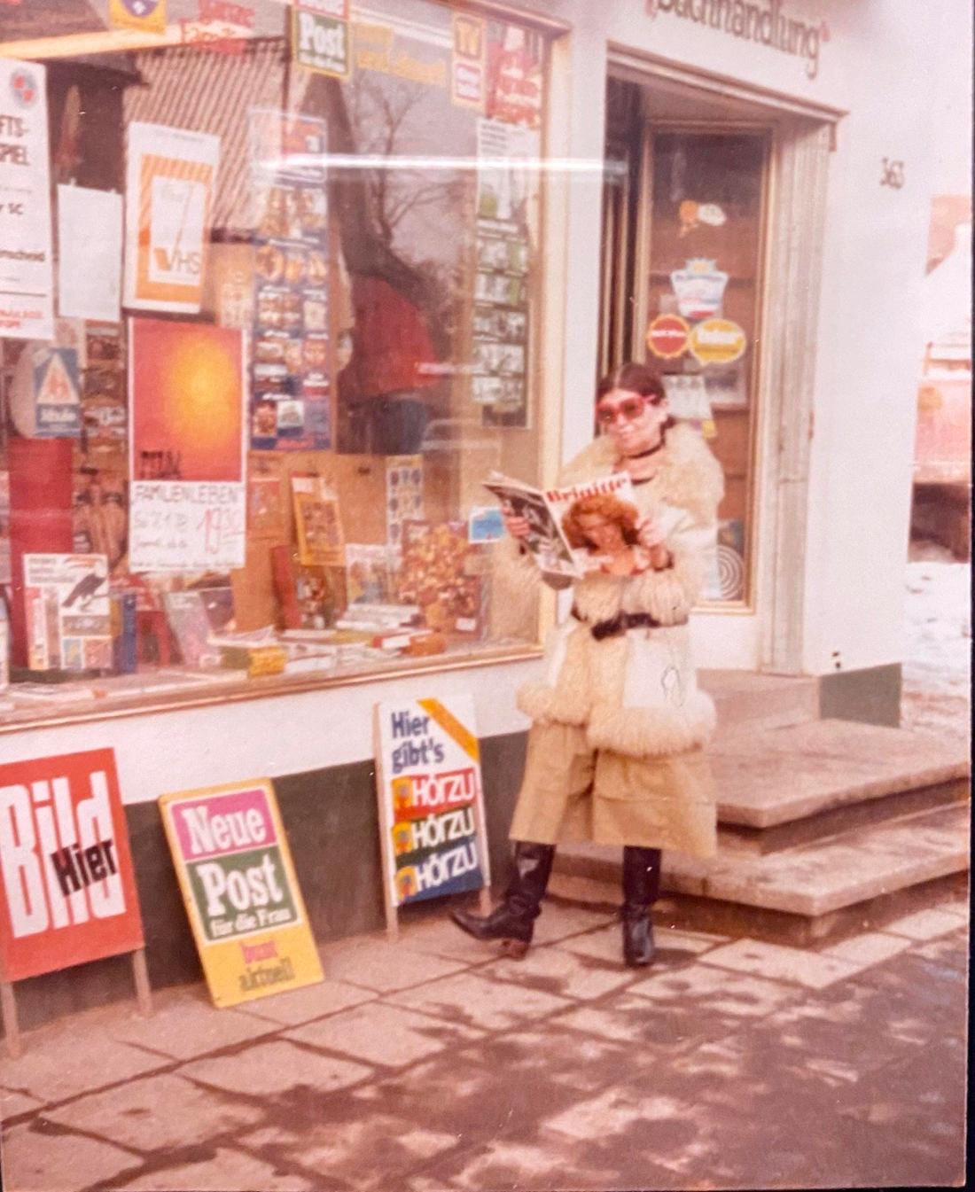 Karin Timpe vor dem Ladenlokal an der Friedrich-Ebert-Straße. Die Gründerin führte ihr Geschäft von 1945 bis 1981. Dann übernahm ihre Schwiegertochter. 