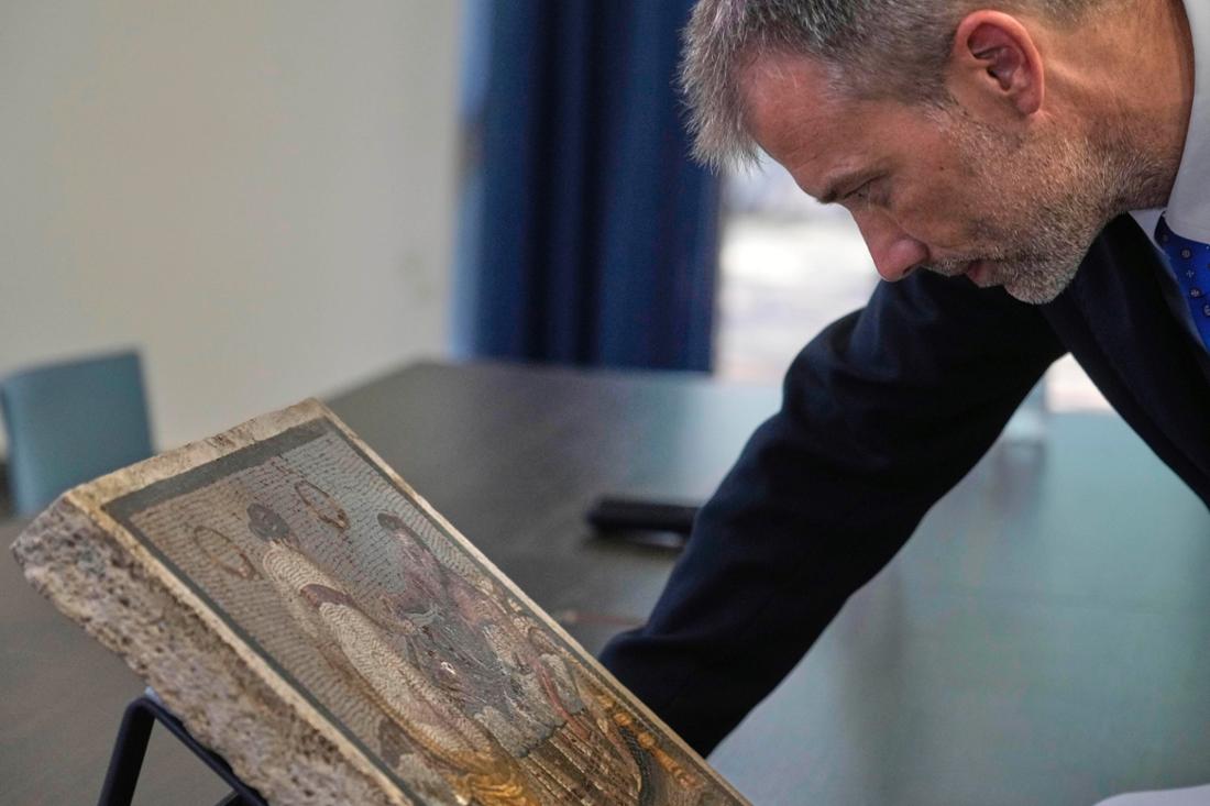 Gabriel Zuchtriegel, Direktor des Archäologischen Parks von Pompeji, bewundert ein römisches Mosaik mit der Darstellung eines Liebespaares, das aus Deutschland zurückgegegeben wurde