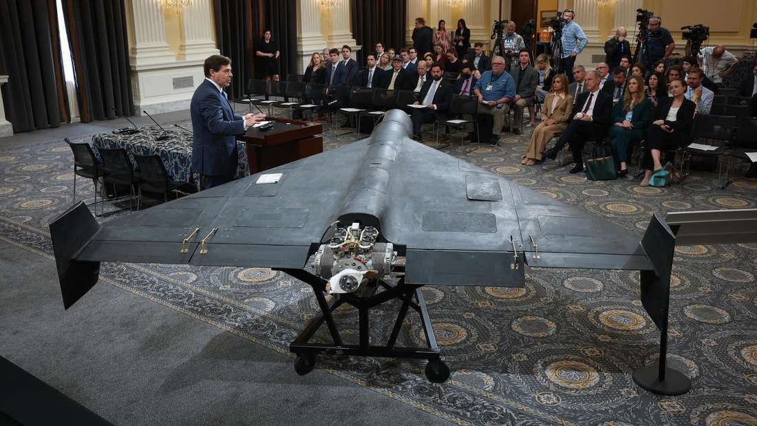 Mark Wallace von der gemeinnützigen Organisation United Against Nuclear Iran, hält neben einer Shahed-136-Militärdrohne eine Rede