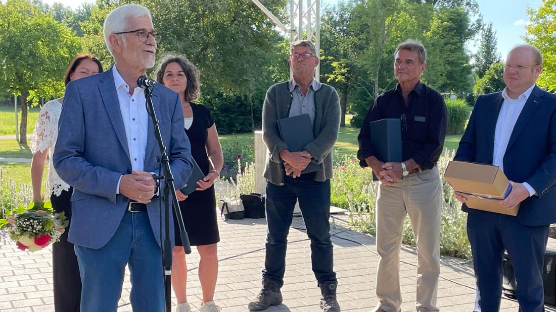Alt-Landrat Klaus Pavel betont bei der Eröffnung des Skulpturenparks im Neresheimer Stadtgarten, wie wichtig die Kunst ist. Im Bild (hinten, v.l.): Maria Schwarz-Fried, Carmen Ackermann, Oliver Hornung, Otto Troll und Thomas Häfele.