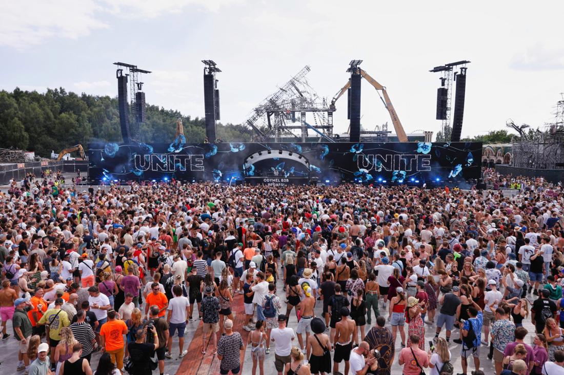 Das Tomorrowland-Festival steht 2025 zu Beginn unter keinem guten Stern: Nach dem Brand der Hauptbühne ereignete sich kurz nach dem Start eine Tragödie.