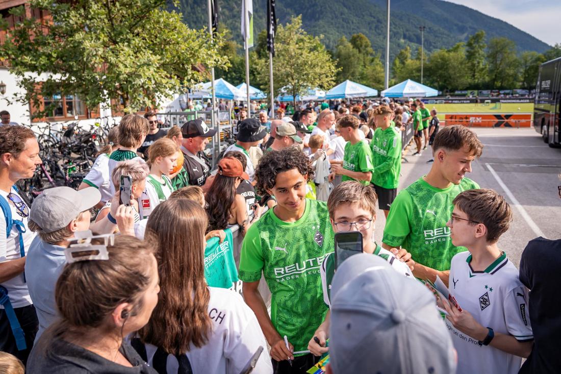 Zeit für Autogramme war zwischen den Trainingseinheiten von Borussia Mönchengladbach in Rottach-Egern. 