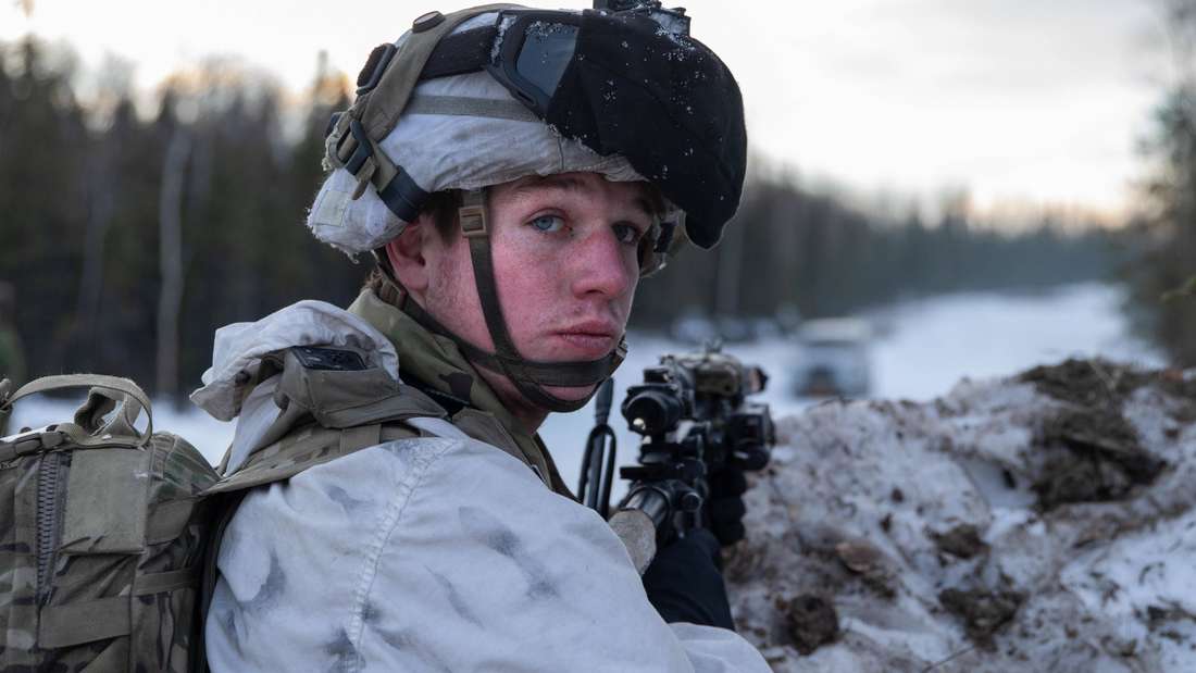 Ein US-Soldat auf Posten im Eis blickt über seine Schulter in die Kamera.