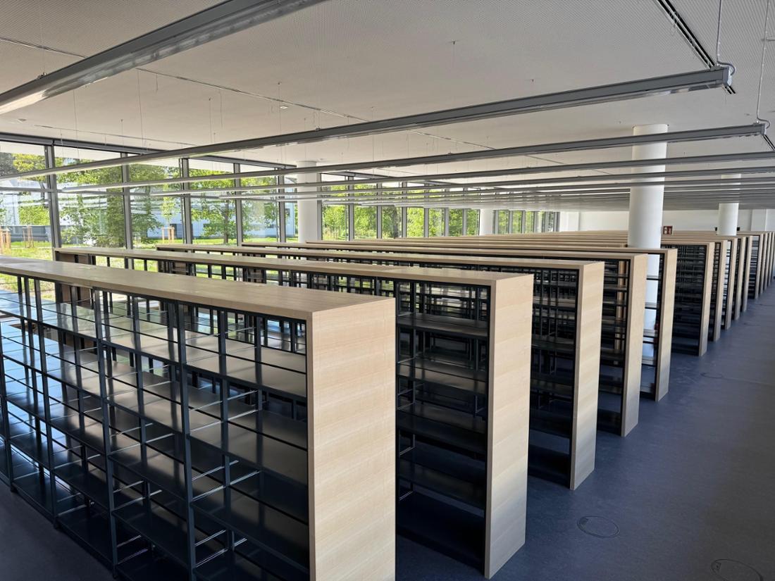 Die Regale in der neuen Bibliothek der Offizierschule in Roth stehen schon und warten auf die Bücher.