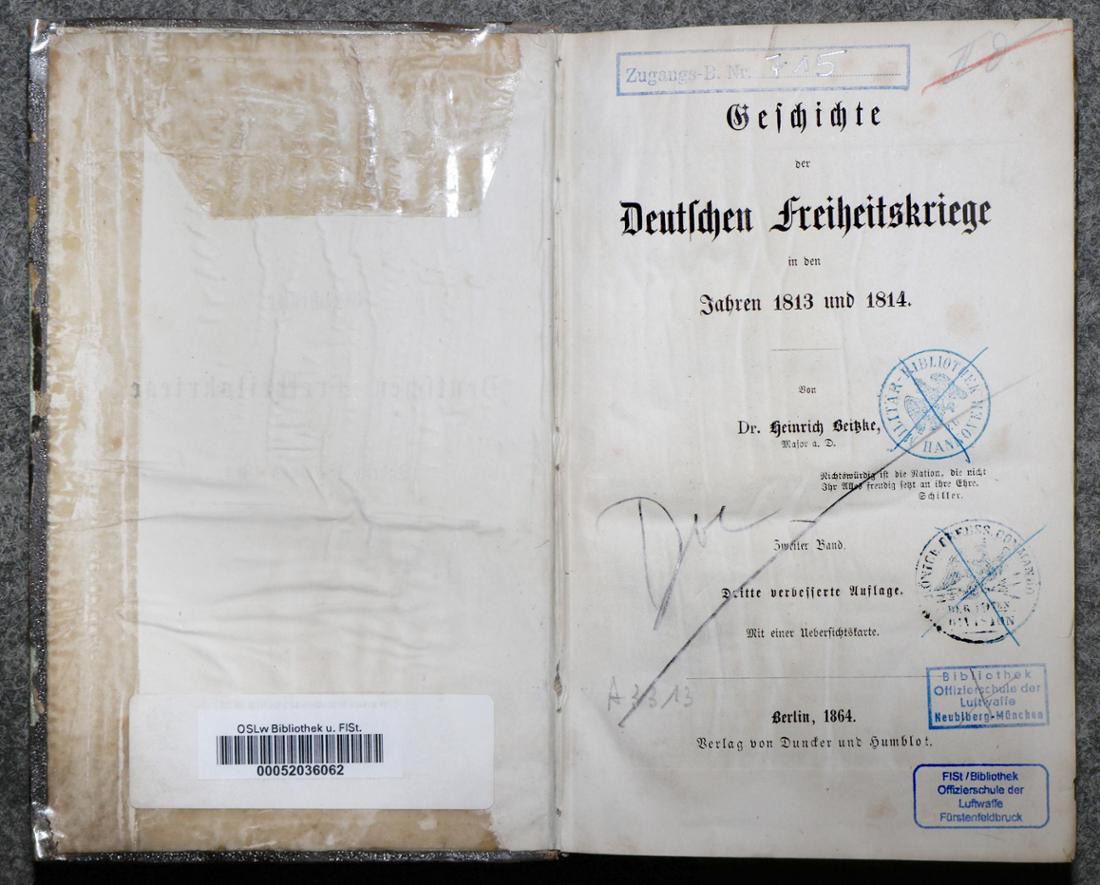 Cover mit vielen Bibliotheksstempeln eines Buchs in der Offiziersschulbibliothek am Fliegerhorst Fürstenfeldbruck