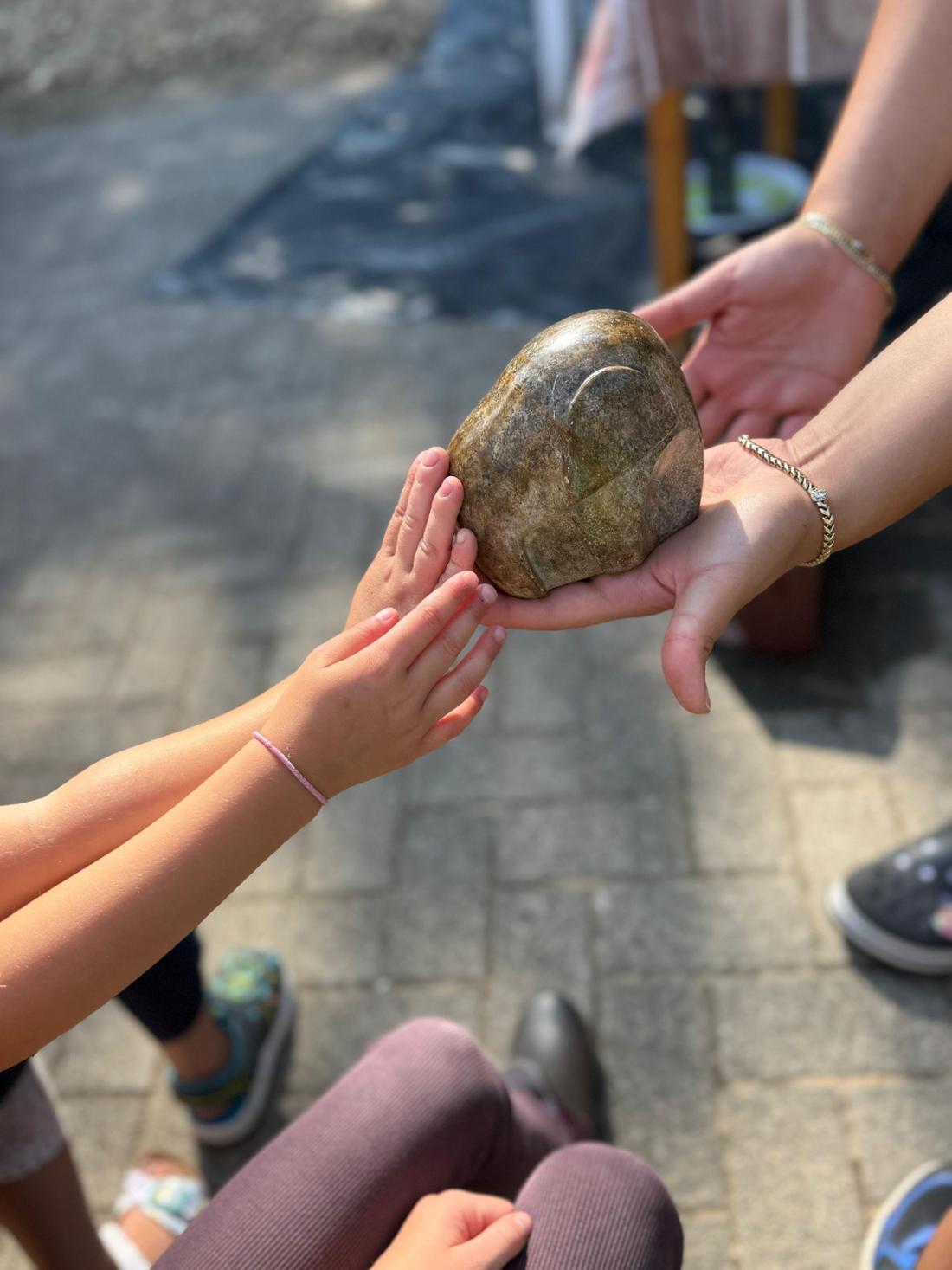 Eine erwachsene Figur mit einem Kind dabei möchte der Werdohler Bildhauer Peter Scheumann der evangelischen Kita Sternschnuppe am Erlhager Weg schenken.  Kita Sternschnuppe