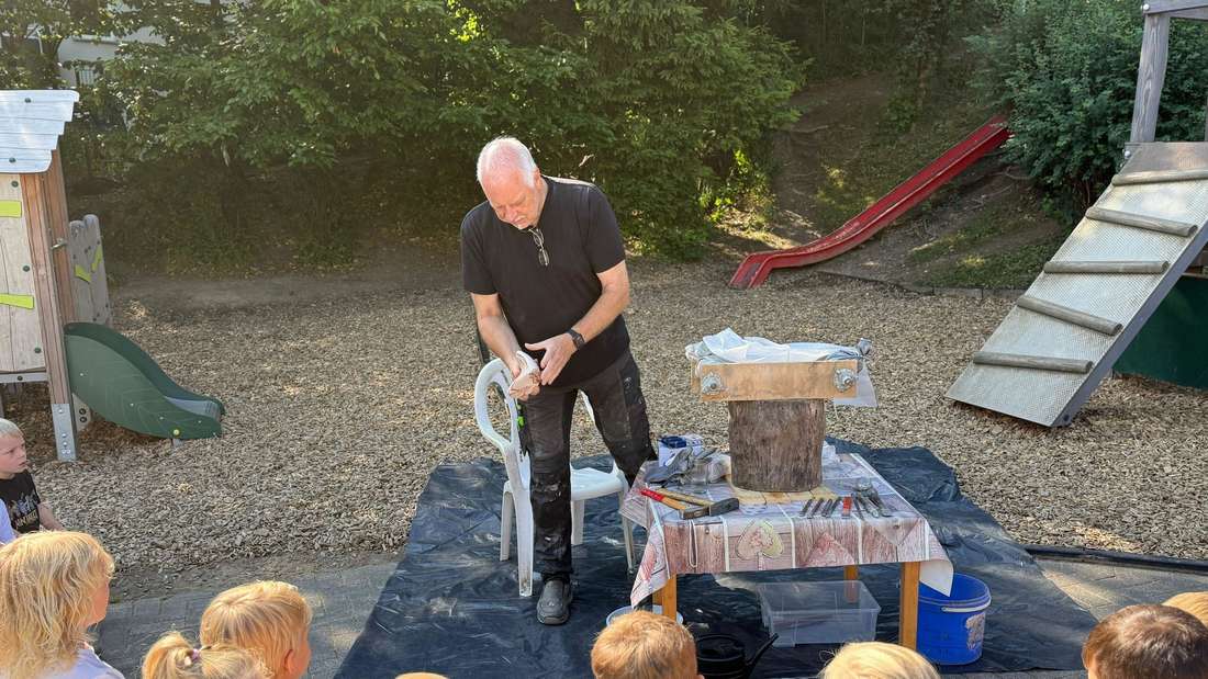 Eine erwachsene Figur mit einem Kind dabei möchte der Werdohler Bildhauer Peter Scheumann der evangelischen Kita Sternschnuppe am Erlhager Weg schenken.  