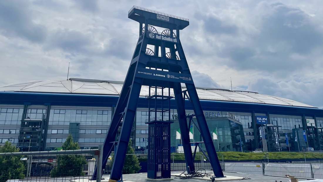 Der neue Förderturm der „Auf Schalke eG“ vor der Veltins-Arena.