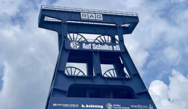 So sieht das neue Schalke-Denkmal vor der Arena aus