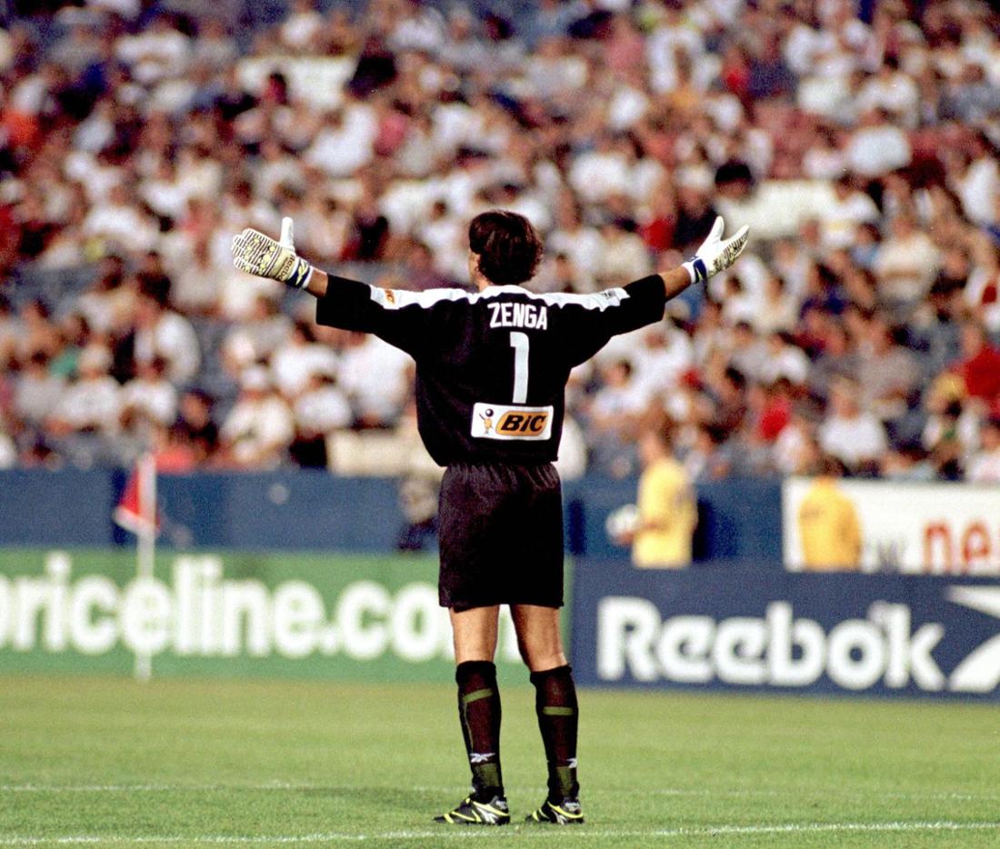 Walter Zenga im Tor in New England.