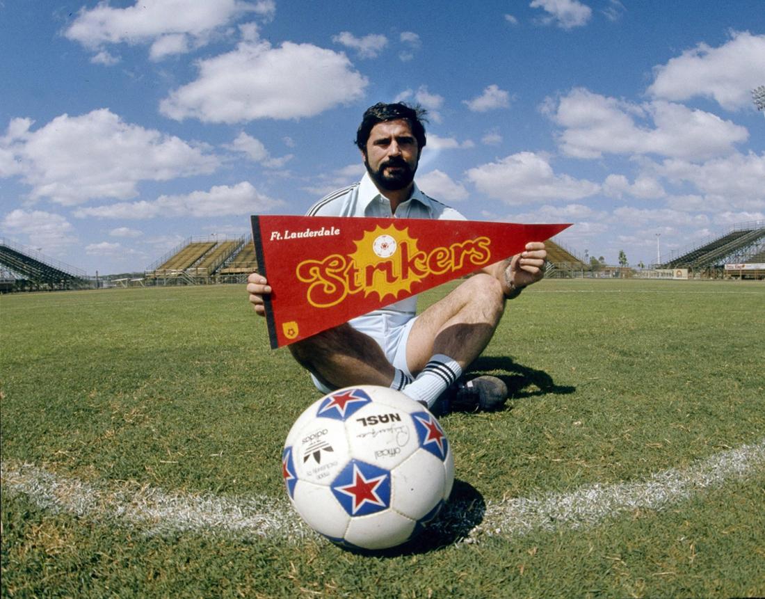 Gerd Müller posiert mit einem Wimpel.