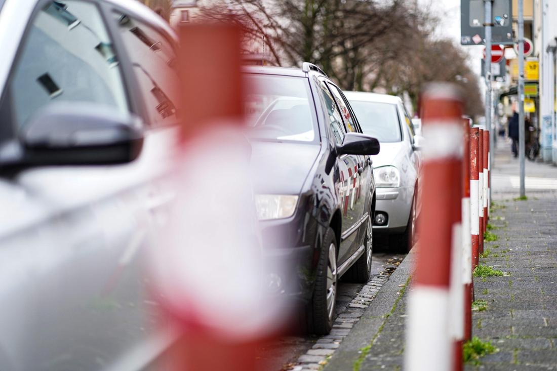 Autos stehen hintereinander an einem Bordstein. In Wiesbaden ist in einigen Straßen die Parkzeit für die Bewohnerinnen und Bewohner ausgeweitet worden. 