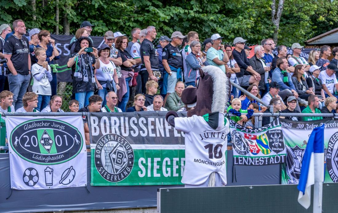 Testspiel Borrussia Mönchengladbach - FK Metalist 1925 CharkiwBorrussia Fans mit Jünter 