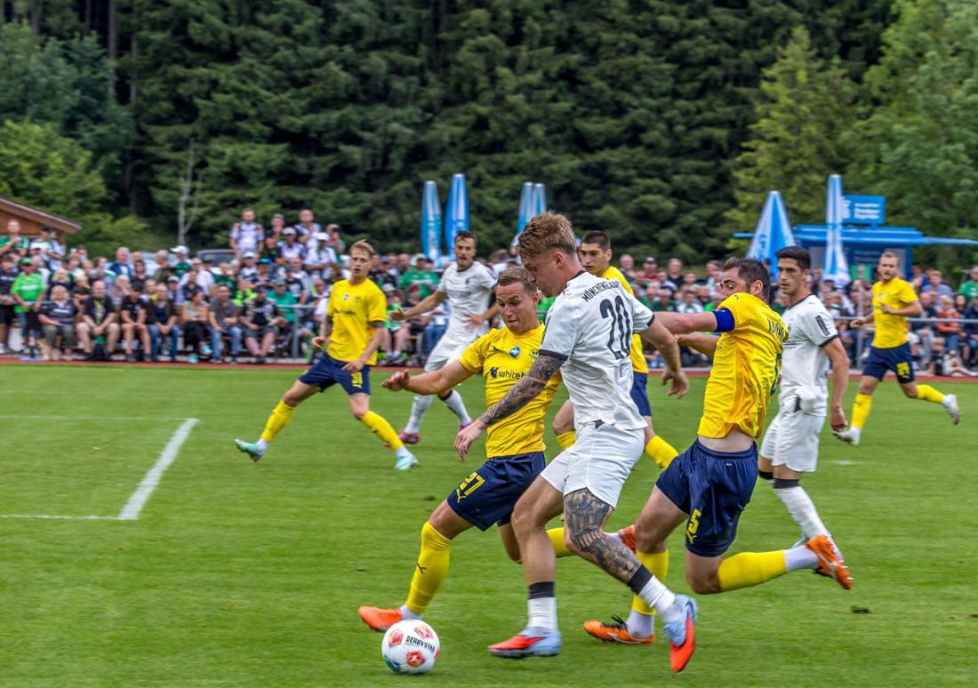 Testspiel Borrussia Mönchengladbach - FK Metalist 1925 CharkiwAngriff Borrussia (Luca Netz) 