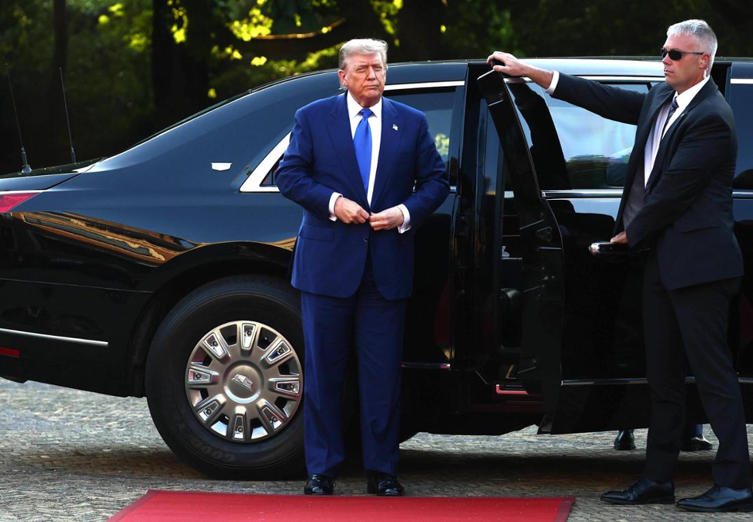 US-Präsident Donald Trump (im Bild vor einer Cadillac-Limousine) hat dem Autobauer General Motors einen Bärendienst erwiesen