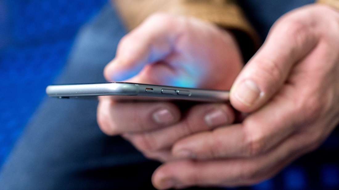Unbekannter zeigt Mädchen im Zug Pornobilder