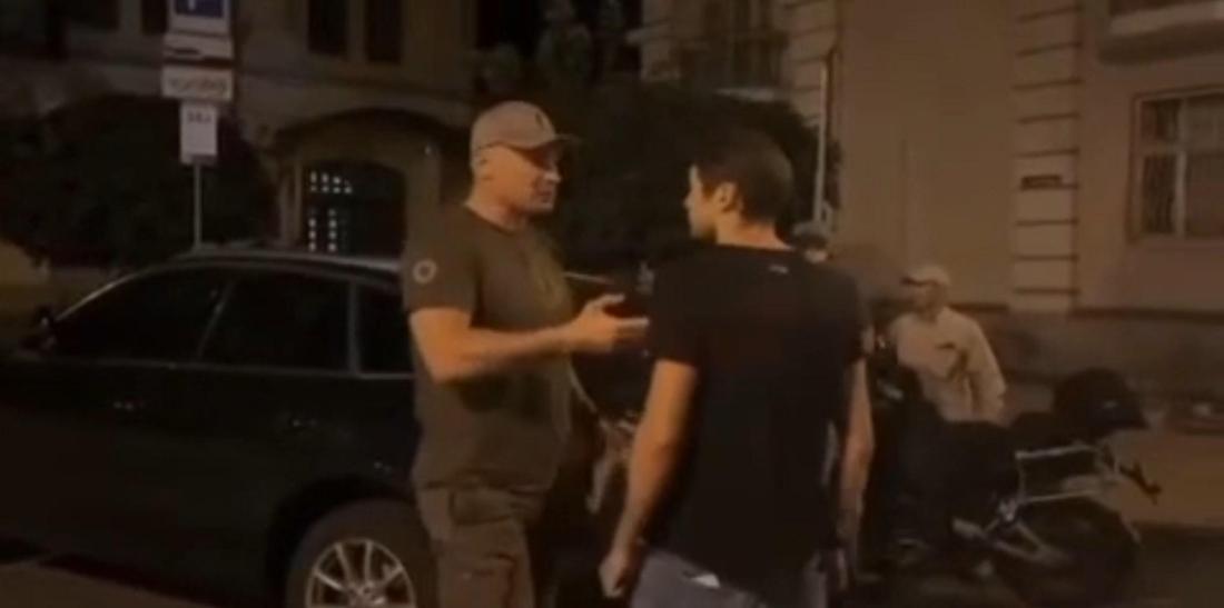 Kiews Bürgermeister Vitali Klitschko (l.) diskutiert mit einem Demonstranten.