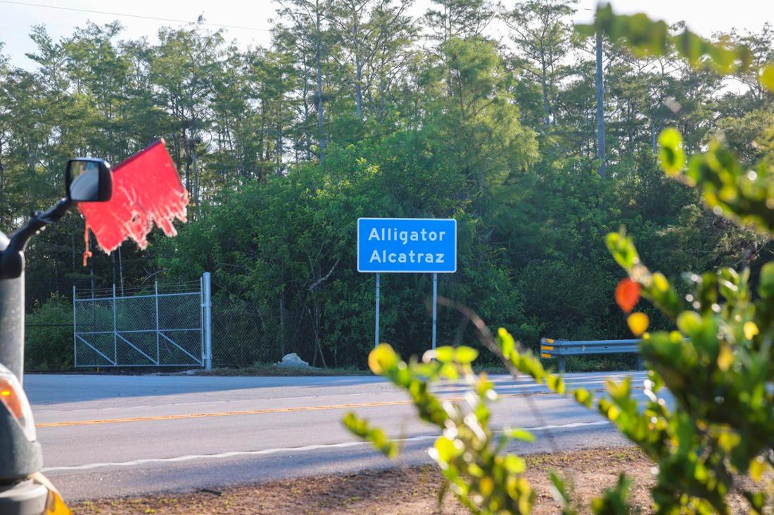 Ein Schild markiert die Einfahrt zu „Alligator Alcatraz“ in den Everglades von Florida.