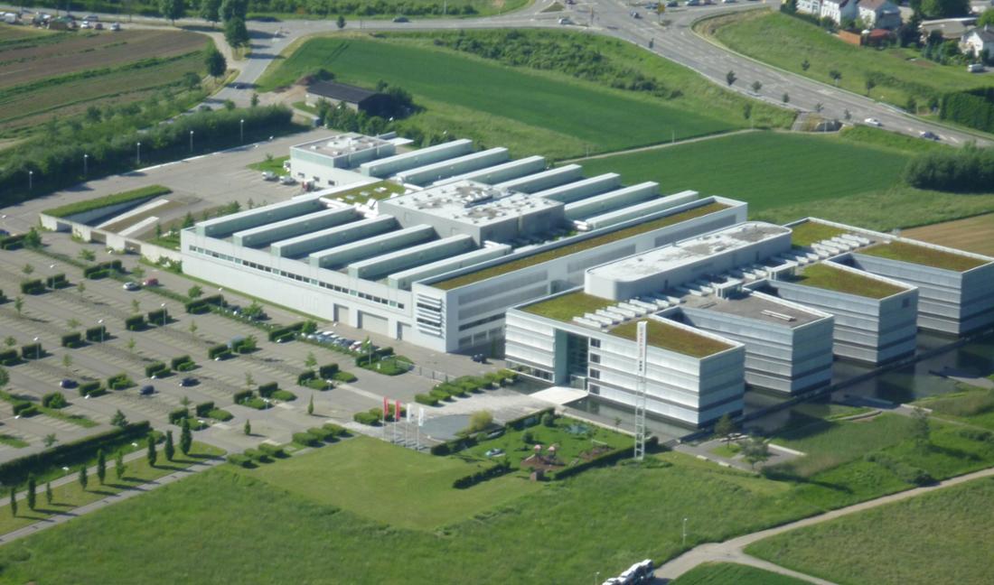 Der ehemalige Getrag-Hauptsitz und heutige Standort von Magna Powertrain in Untergruppenbach, Baden-Württemberg. 