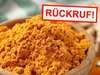 Curry oder Kurkuma-Pulver in einer Holzschale, ein Netto-Rückruf betrifft das beliebte Gewürz.