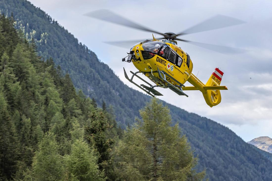 Rettungshubschrauber in den Bergen