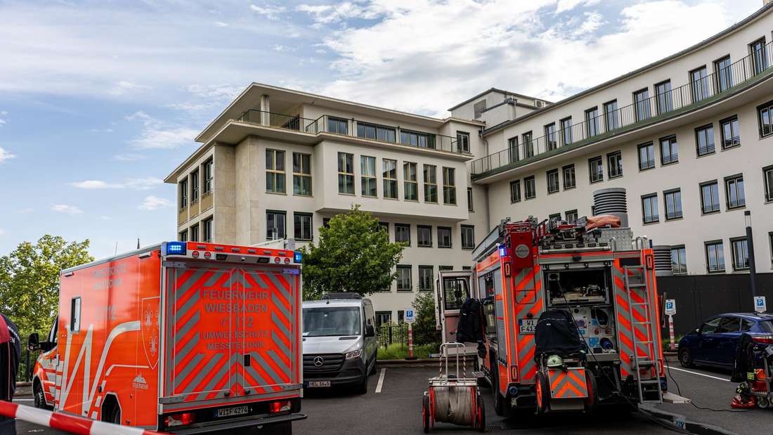 Der Bereich vor dem Ministeriumsgebäude ist abgesperrt.