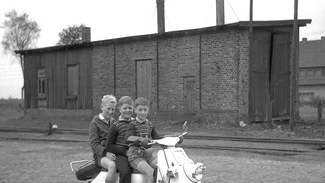 Drei Jungs auf Heinkel-Roller