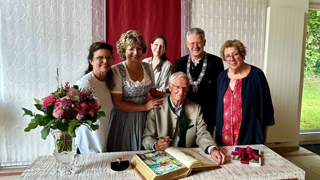Eintrag ins Goldene Buch der Gemeinde Berg: (v.l.) 3. Bürgermeisterin Elke Link, Gisela Eisenhut, Geschäftsleiter Andrea Reichler der Gemeinde Berg, Hans-Peter Eisenhut, Bürgermeister Rupert Steigenberger und die Künstlerin Juschi Bannaski, die Zeichnungen des Goldenen Buches gestaltete. 