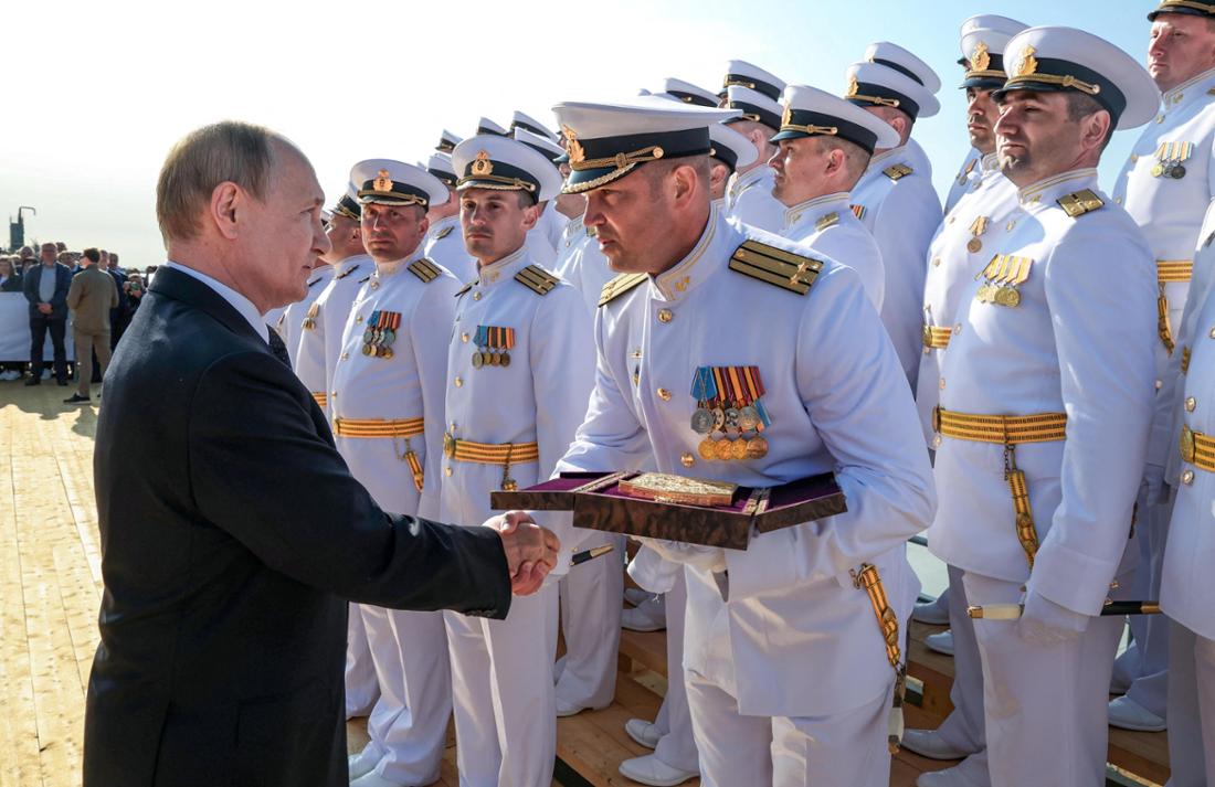 Der russische Präsident Wladimir Putin nimmt in Sewerodwinsk an einer Flaggenhissungszeremonie für das neueste strategische Atom-U-Boot des Projekts 955A (Borey-A), Knyaz Pozharsky, teil.