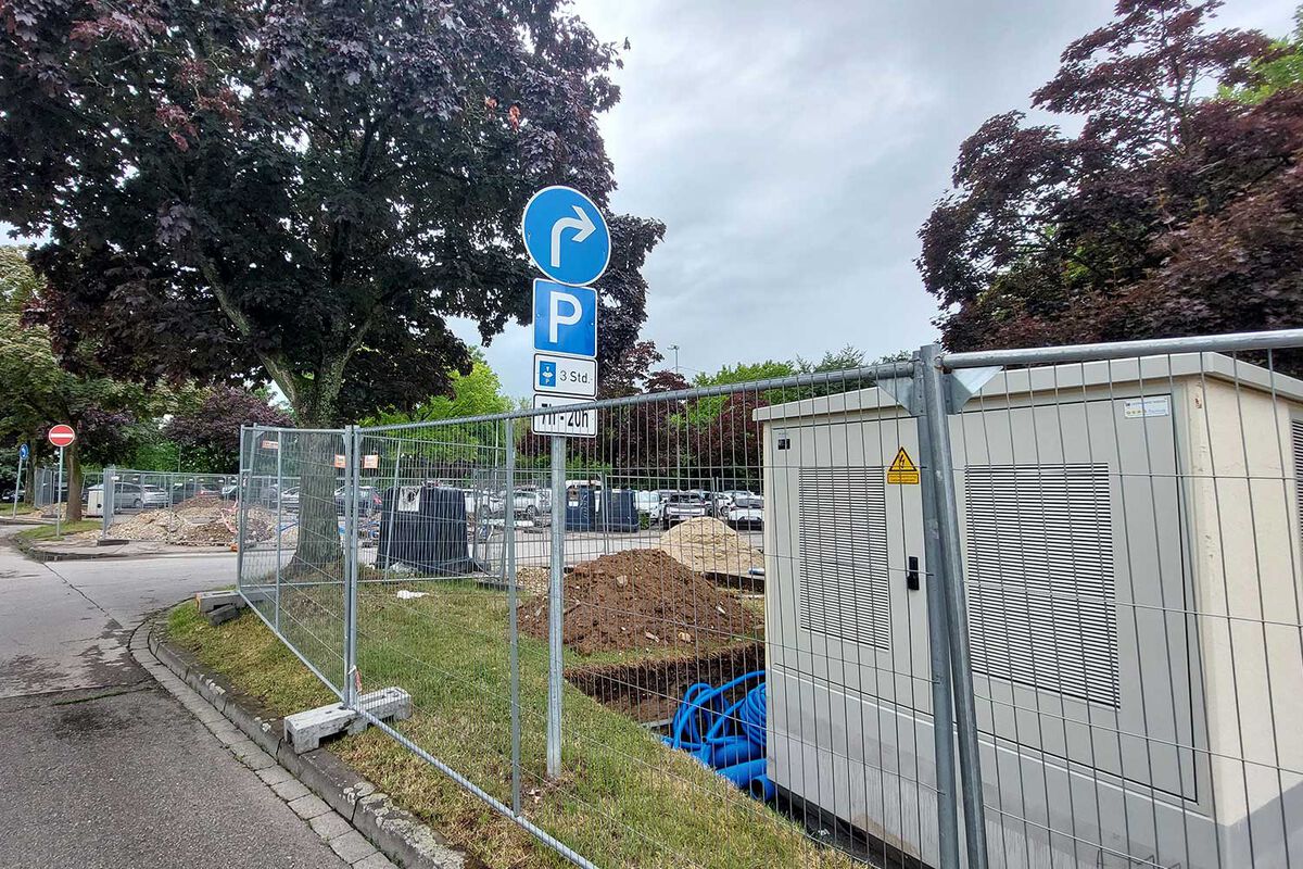 Auf dem öffentlichen Parkplatz am Bushof haben die Arbeiten für die Einrichtung von zwölf Schnellladepunkte für Elektrofahrzeuge begonnen. Sie werden voraussichtlich Mitte August abgeschlossen. Foto: Stadt Eschweiler/Michael Grobusch - 