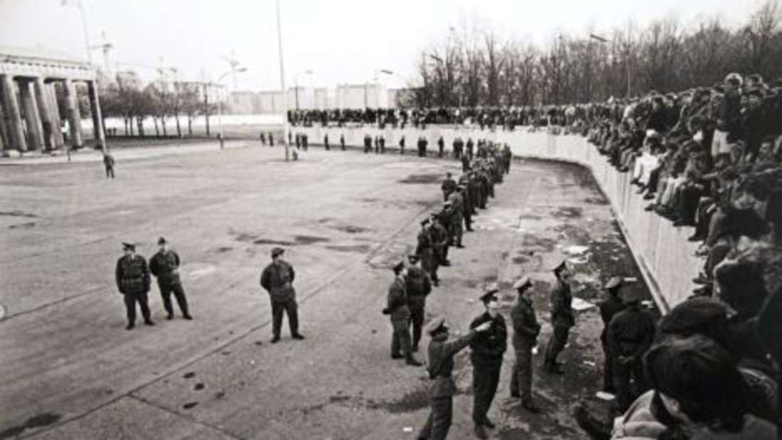 Große Freude auf der einen, Ratlosigkeit auf der anderen Seite: Ein Bild des Fotografen Henk Kosche zeigt die Besetzung der Berliner Mauer im November 1989.
