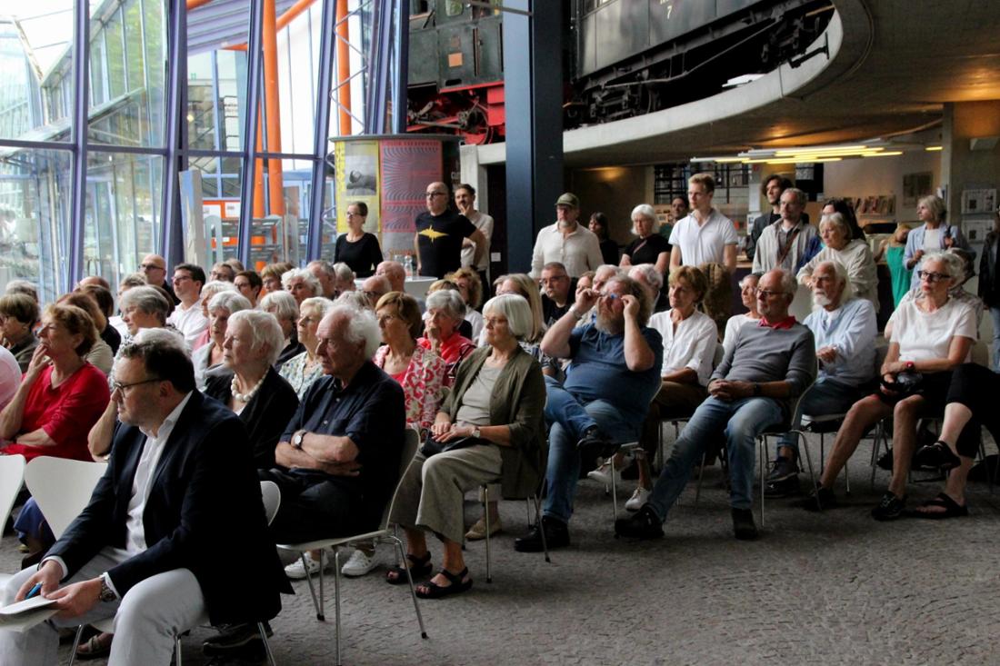 Zur Eröffnung der Ausstellung waren zahlreiche Besucher erschienen.