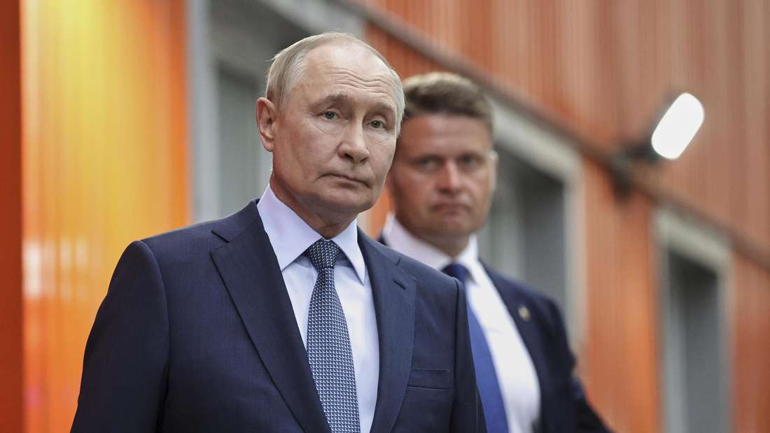 Russlands Präsident Wladimir Putin besucht ein Stahlwerk.