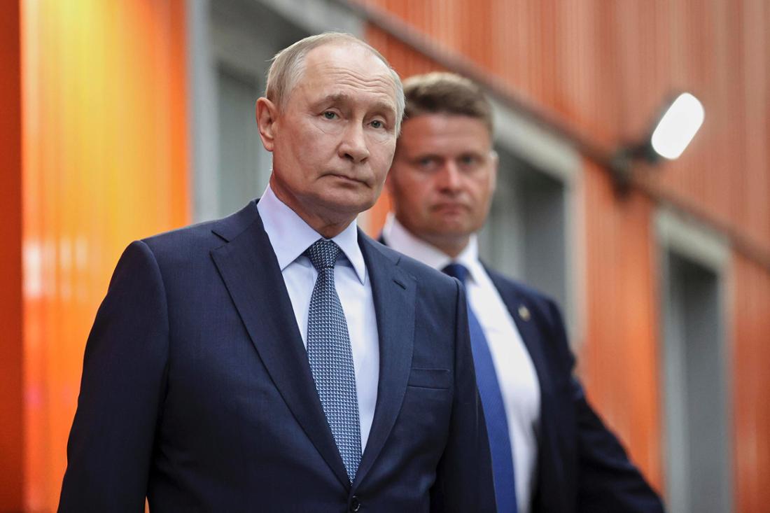 Russlands Präsident Wladimir Putin besucht ein Stahlwerk.