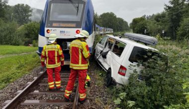Schwerer Unfall am Schliersee: Zug erfasst VW-Bus