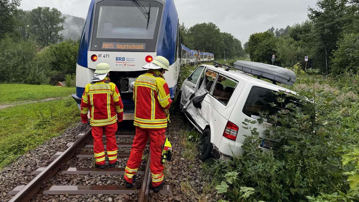 Schwerer Unfall am Schliersee: Zug erfasst VW-Bus