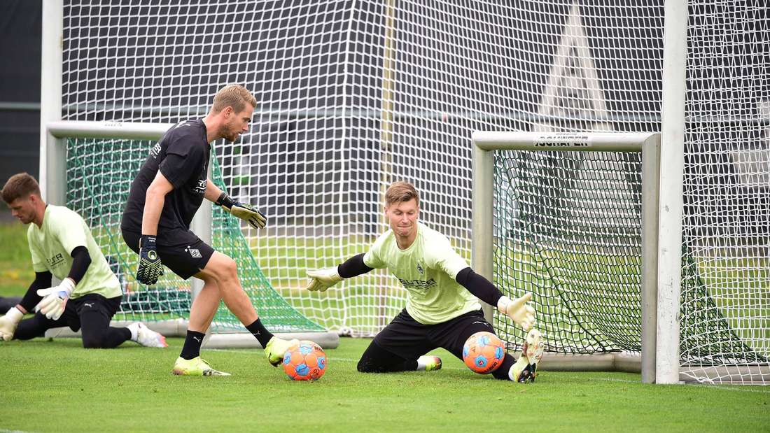 Moritz Nicolas (r.) liefert sich im Tor von Borussia Mönchengladbach ein enges Duell mit Jonas Omlin (l.).