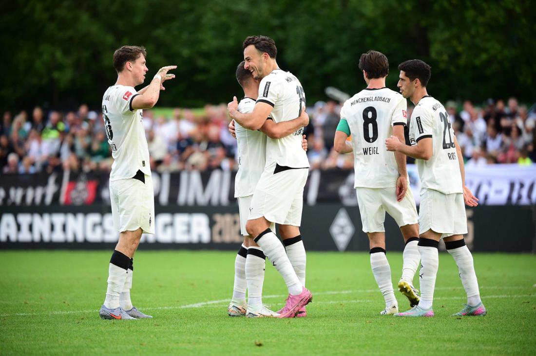Haris Tabaković (m.) ist eines der neuen Gesichter von Borussia Mönchengladbach.