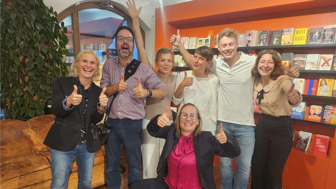 Schreiben macht Freude: (von links) Susanne Wendel, Peter Kortz-Frankemölle, Joy Klaus, Daniela Henfling, Simon Lampl, Annette Hildebrand und (vorne) Isabella Kortz.