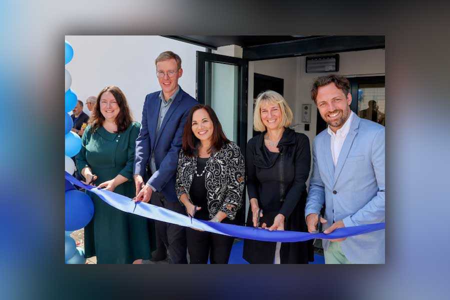 Die Bürgermeister von Stolberg und Eschweiler nahmen zusammen mit Kathy dePadua, Senior Vice President und Chief Quality and Regulatory Officer, sowie Mitgliedern des West-Teams an einer Einweihungszeremonie teil. - West Pharmaceutical Services Deutschland GmbH & Co. KG