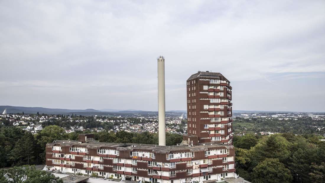 Blick aus der Ferne auf das „Rote Hochhaus“ und seiner Nebengebäude. Es befindet sich in der Wiesbadener Siedlung Schelmengraben.