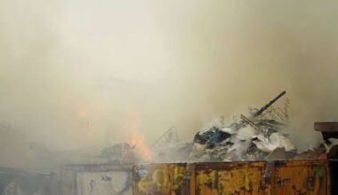 Mülldeponie-Brand hält Feuerwehr über sechs Stunden in Atem