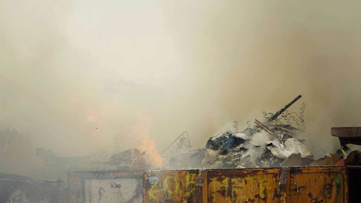 Mülldeponie-Brand hält Feuerwehr über sechs Stunden in Atem