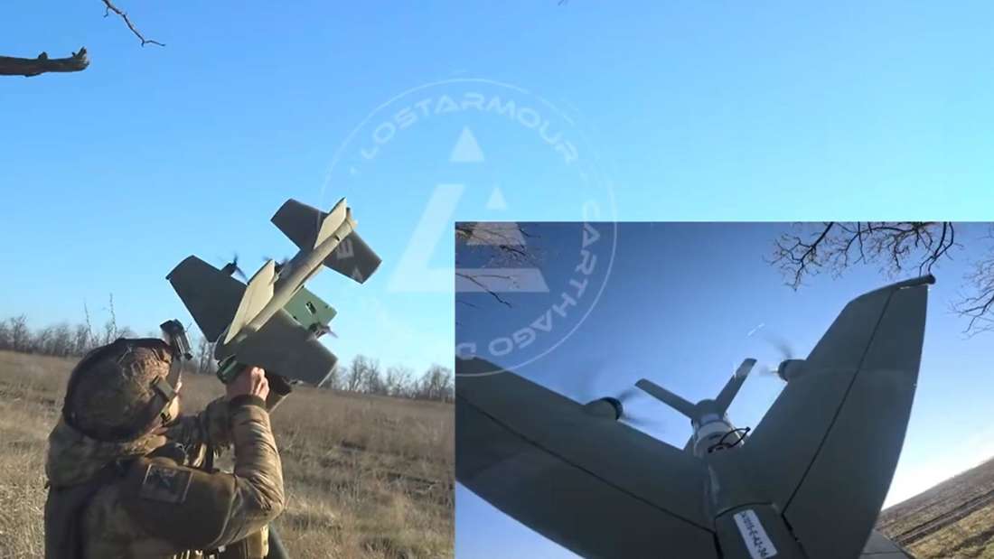 Soldat zielt mit Drohnen-Abfangjäger