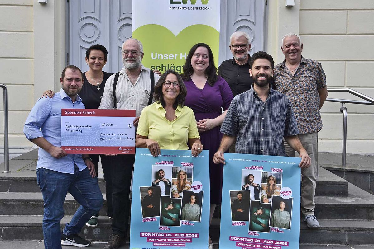Freuen sich auf die 2. Sommer-Open-Air-Veranstaltung auf dem Talbahnhof-Vorplatz: Veranstalter und Sponsoren des Comedy-Festivals. Foto: Irmi Röhseler - 