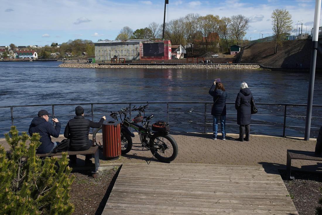 Auf der anderen Seite des Flusses liegt Russland: Menschen versammeln sich während der Gedenkfeier zum 9. Mai auf der Promenade in der estnischen Stadt Narwa