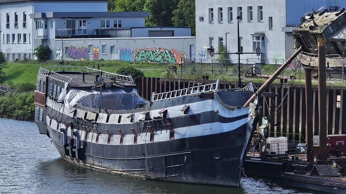 Die „Admiral Nelson“ liegt seit vielen Monaten in der Werft. Derzeit wird daran nicht gearbeitet.